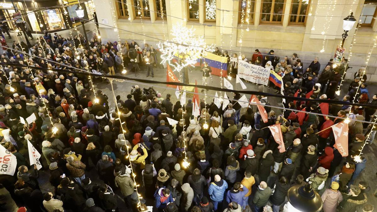 Medio millar de personas se manifiestan en Gijón contra el ataque de EEUU a Venezuela