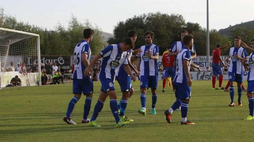 Los futbolistas del Deportivo celebran uno de los tres goles en el partido contra el Verín.