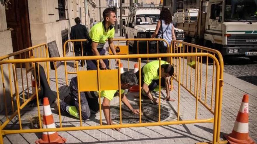 Colocando la placa que se descubrirá hoy.