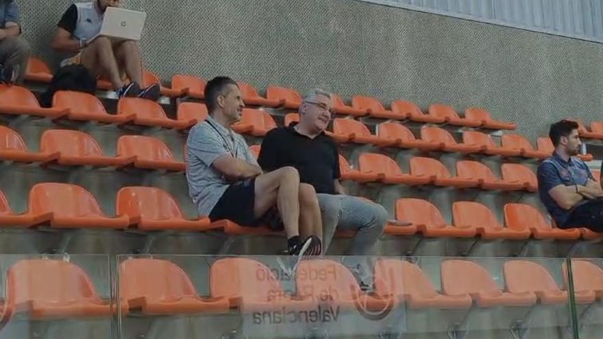 Pedro Martínez hablando con el exseleccionador argentino Julio Lamas