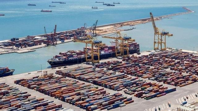Vista general del port de Barcelona, que encara el seu procés de transformació per erigir-se en un referent mediambiental.