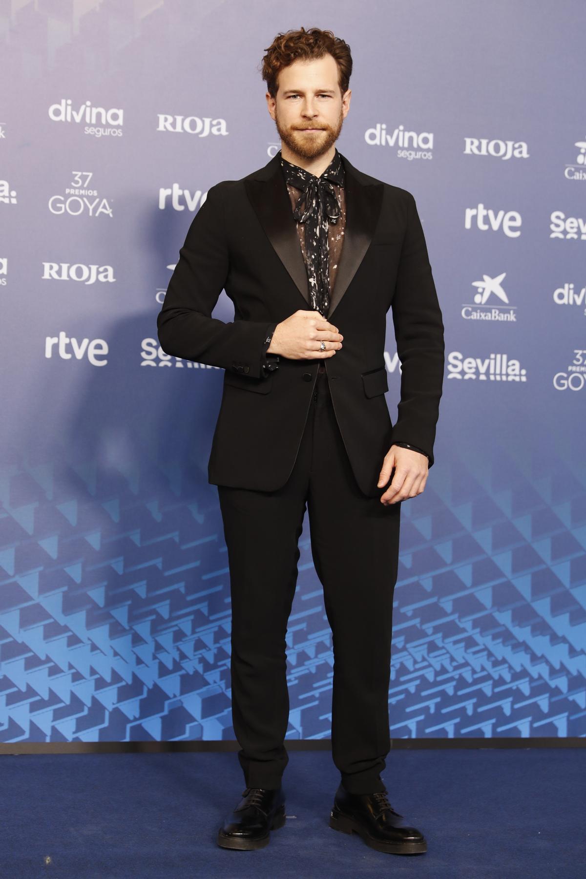 SEVILLA 11/02/2023.- El actor Álvaro Cervantes posa para los medios gráficos en la alfombra roja de la XXXVII Gala de los Premios de la Academia de Cine, los Goya, que se celebra este sábado en el Palacio de Congresos y Exposiciones FIBES de Sevilla. EFE/ Jorge Zapata