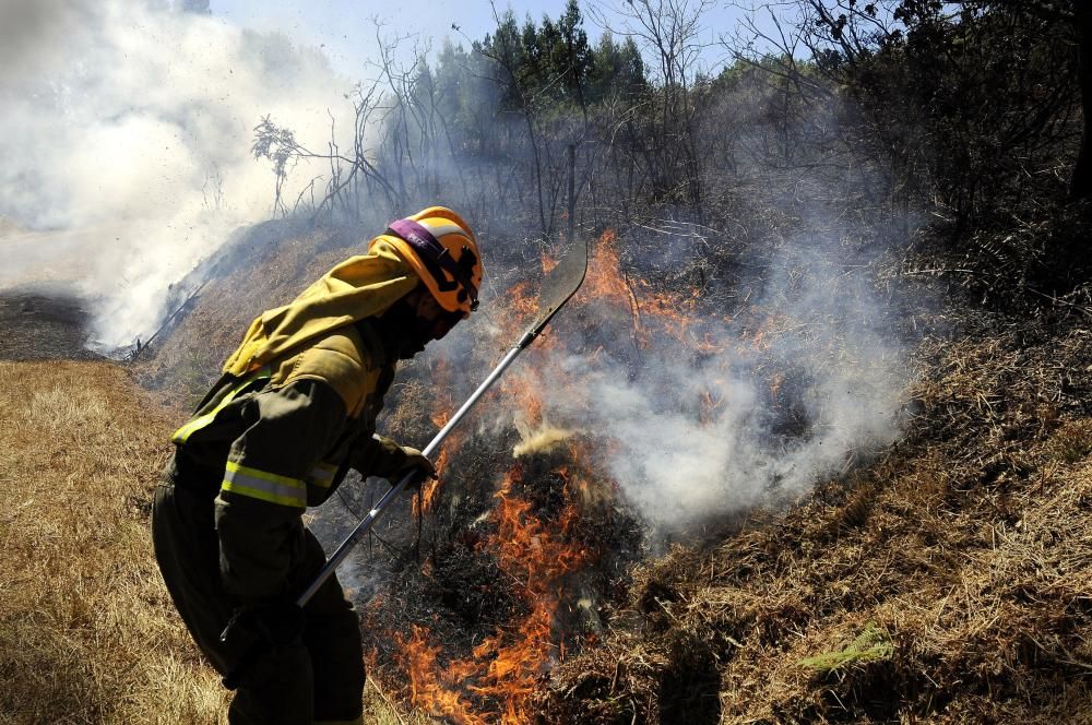 Incendios en Galicia | El fuego se reaviva en Nava