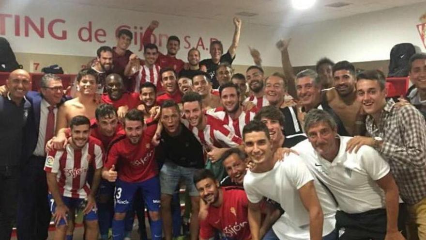 Jugadores, técnicos y auxiliares celebran la victoria en el vestuario rojiblanco.