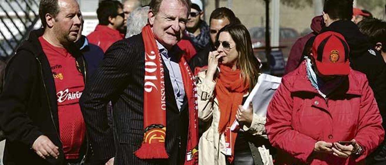 Robert Sarver, con la bufanda del Mallorca, el día del Centenario del Mallorca.