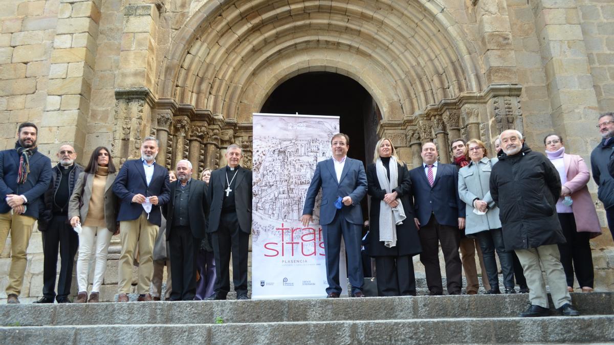 Foto de familia de las autoridades con la reproducción del cartel de las Edades del Hombre en Plasencia.