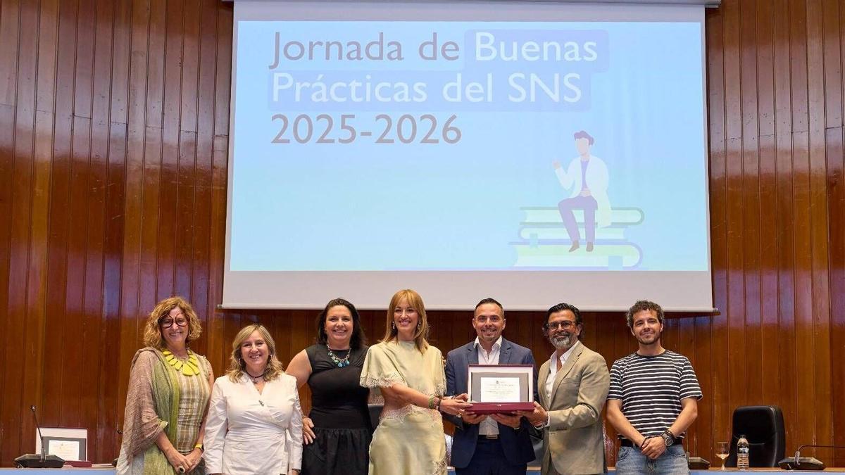 Adasat Goya y Rita Tristancho con el equipo impulsor de la iniciativa reciben el premio
