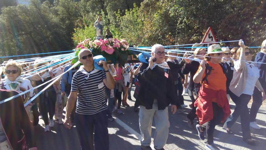 La ofrenda floral y la romería centran la festividad de la Virgen de los Lirios