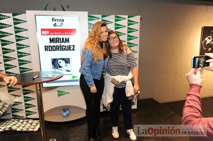 Miriam Rodríguez firma discos en El Corte Inglés