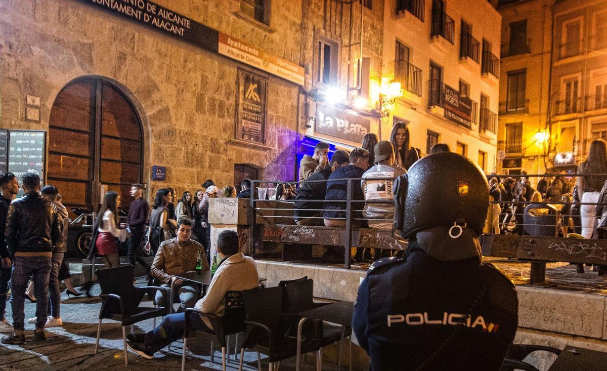 La misma plaza, el viernes 19 de enero de 2018, repleta de jóvenes ante la presencia de la Policía Nacional. | ALEX DOMÍNGUEZ