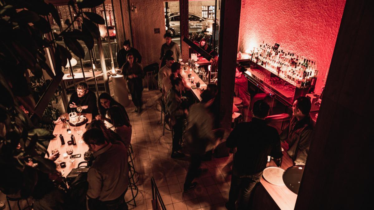 El interior de Llama Inn, el espacio de Justicia donde la cocina peruana contemporánea se despliega entre una propuesta gastronómica con identidad propia y un ambiente de neo-bistró.