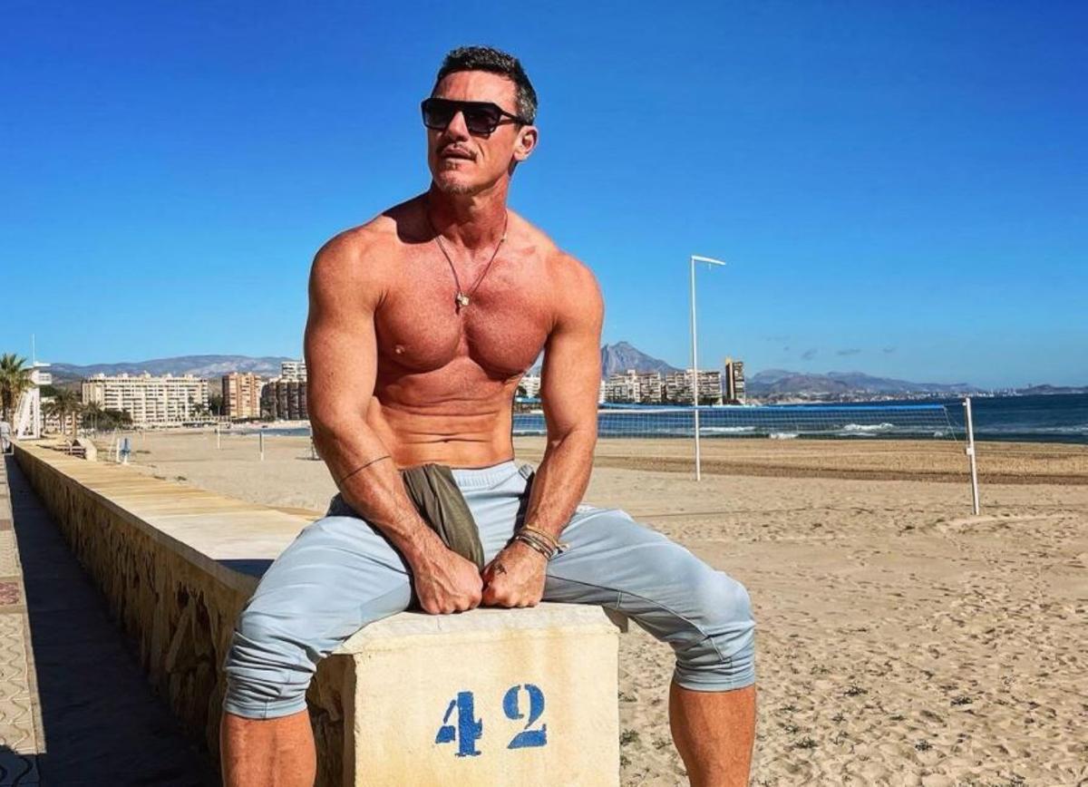 El actor Luke Evans en la playa.