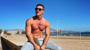 El actor Luke Evans en la playa.