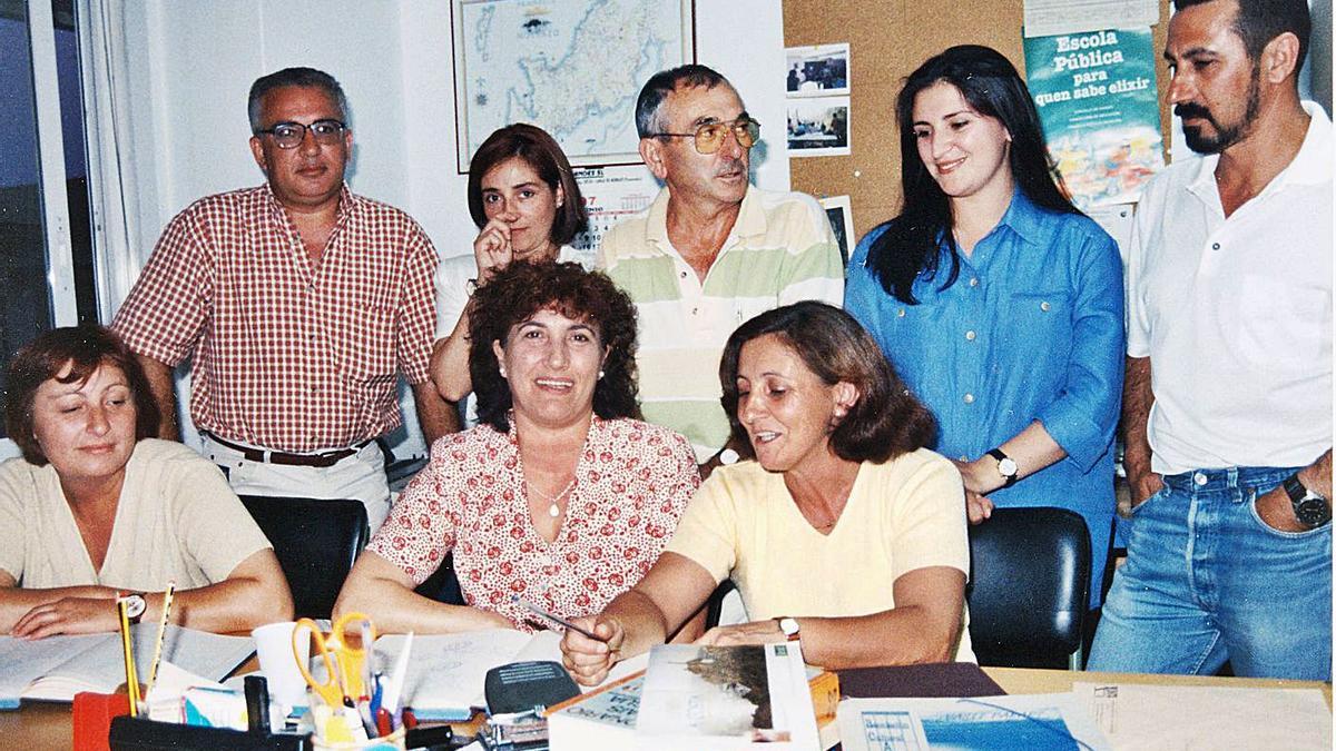 Primera directiva 1997. De pie, Fernando Cuñarro, Manola Gil, Xosé A. Graña, Araceli Antepazo y Xosé L. Lorenzo “Colón”.
Sentadas, Concha Parcero, Pilar Ferrari, Maricarmen Molanes.  | // A CEPA