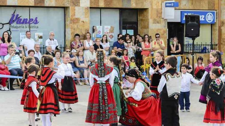 Un grupo de niñas y niños durante el festival folclórico organizado en Tábara.