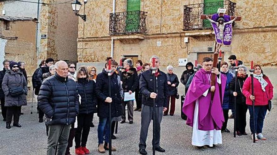 Traslado del Cristo de la Vera Cruz de Venialbo a su ermita, una vez concluidas las obras.