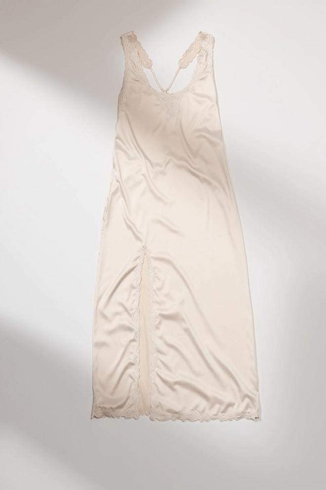 Vestido blanco satinado bordado estilo camisón, de Zara