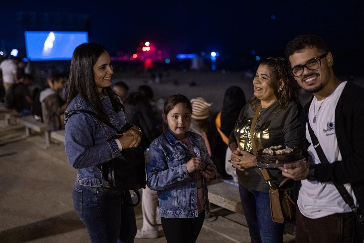 Alex y su familia celebran su cumpleaños en la Playa del Bogatell