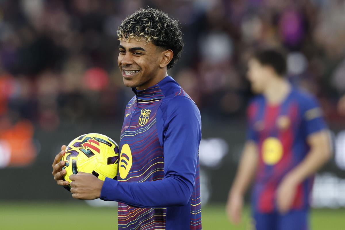 Lamine Yamal, feliz, se lleva el balón de recuerdo de su primer triplete con el Barça.