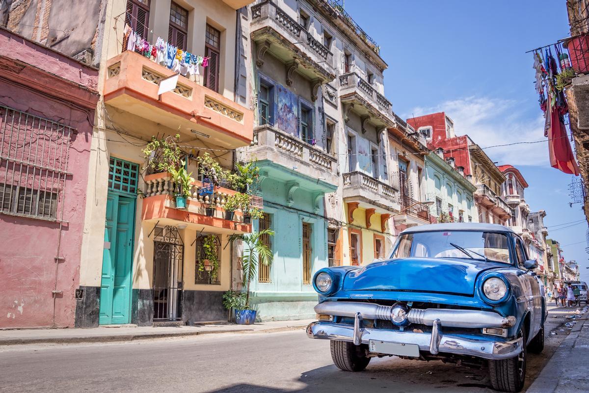 Coche vintage estacionado en La Habana, Cuba