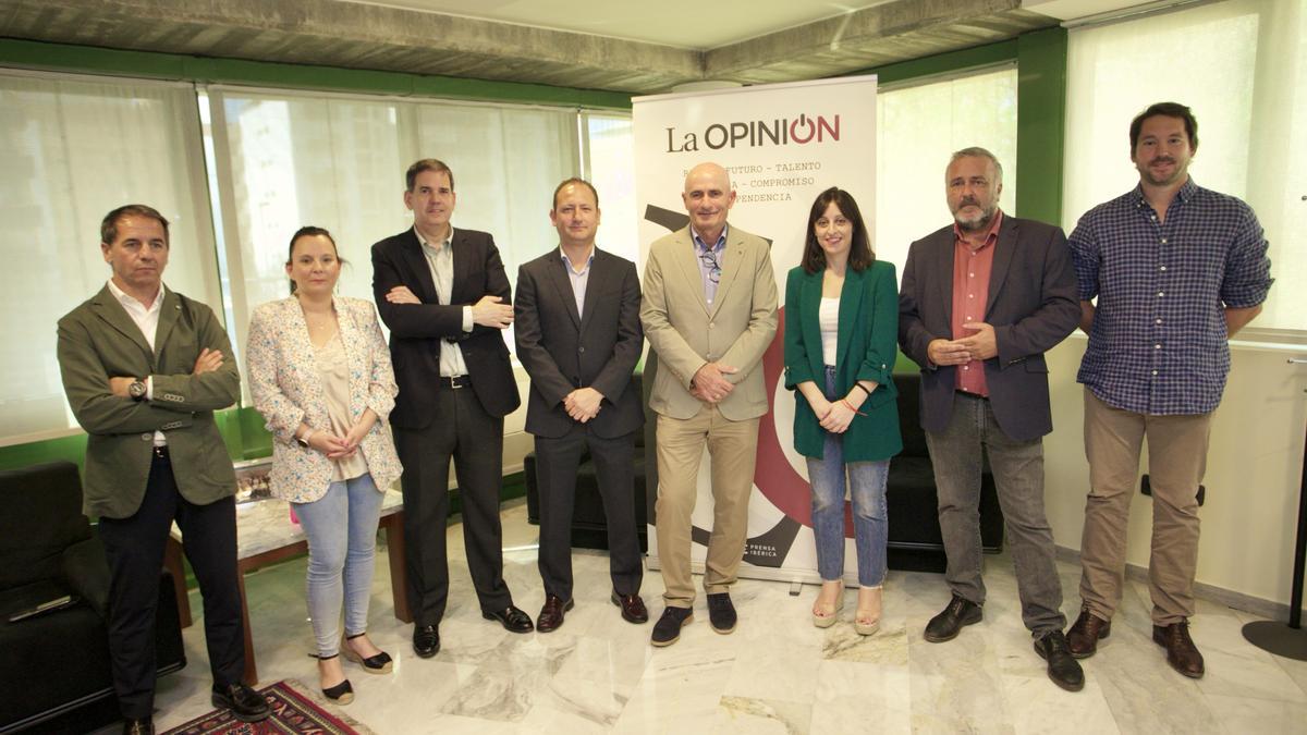 Participantes de la mesa de expertos ‘La sostenibilidad como modelo de negocio en el sector agroalimentario’ junto a José Alberto Pardo, director de La Opinión.