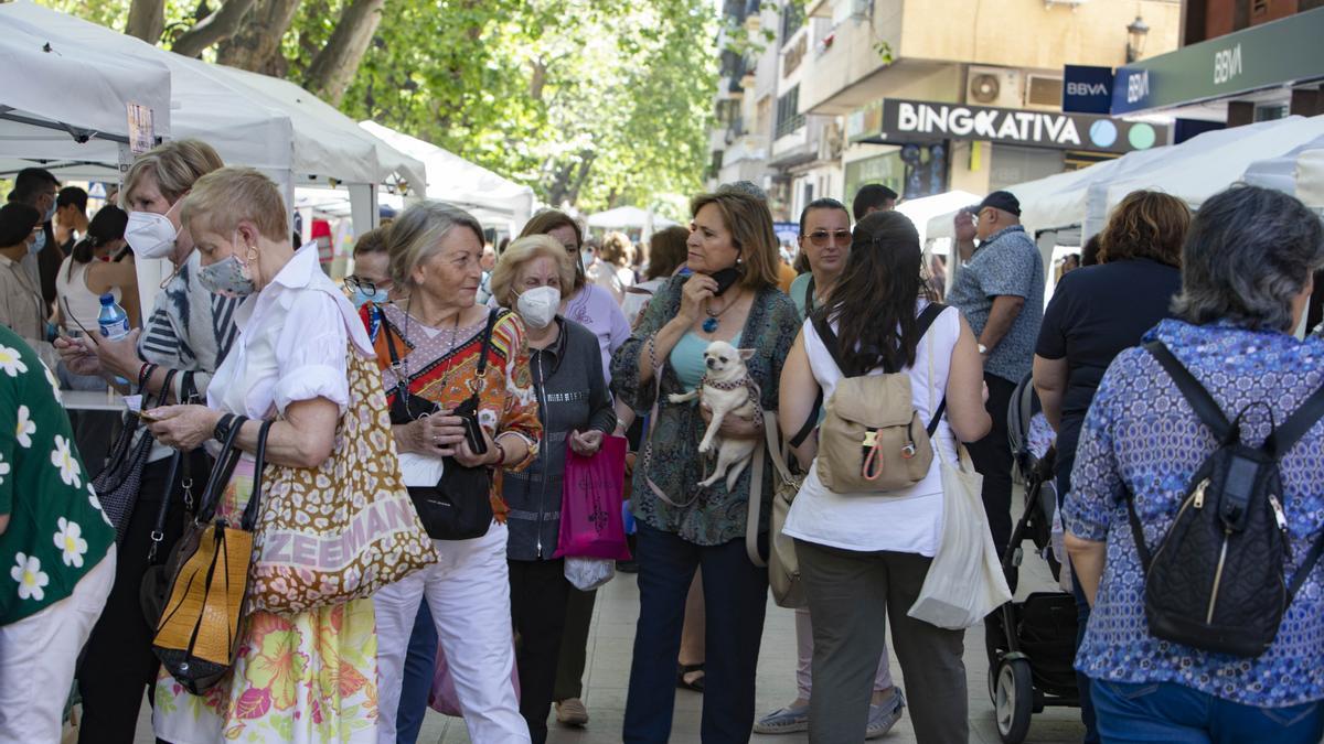 Ciudadanos con mascarilla y sin cubrebocas en la Fira Solidaria de Xàtiva