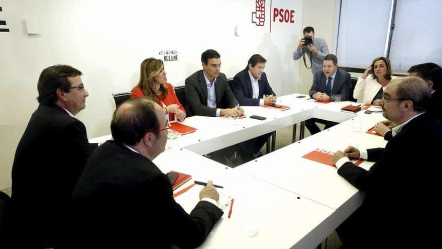 En primer término, el catalán Miguel Iceta; en el centro de la foto, Pedro Sánchez, flanqueado por Susana Díaz y Javier Fernández, durante la reunión de ayer de líderes autonómicos del PSOE. // Efe