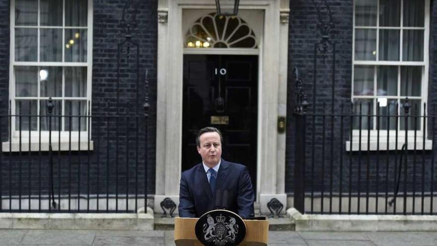 El &#039;premier&#039; británico, a la puerta de su residencia oficial, anunciando la fecha del referéndum. // Reuters