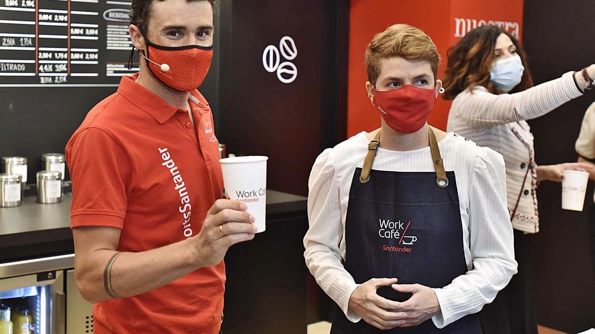 Gómez Noya, ayer en Vigo, con uno de los empleados del Santander Work Café. |  // PABLO HERNÁNDEZ GAMARRA