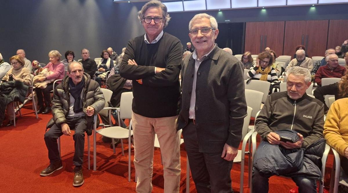 Por la izquierda, Juan Torres y Gaspar Llamazares, ayer, en el Club LA NUEVA ESPAÑA.  | IRMA COLLÍN