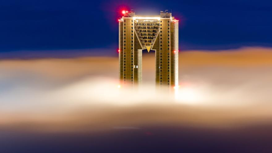 La niebla bajo los rascacielos de Benidorm