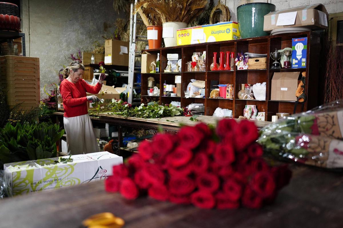 Roser, una de las trabajadores de la floristería Carlota Segalà