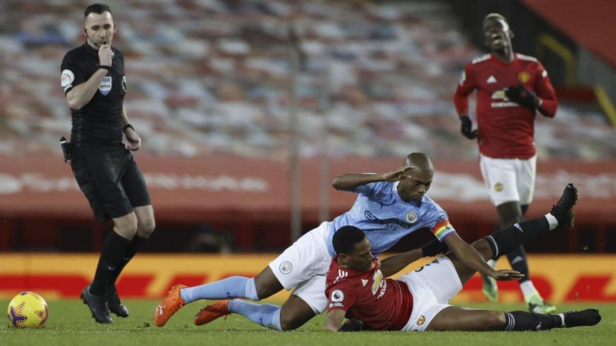 Fernandinho y Martial pugnan por un balón durante el encuentro