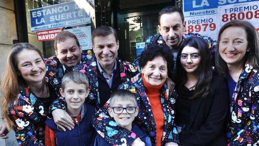 En primer término, los niños Chema y Carlos Acebal. Detrás, por la  izquierda, Rosa, Antonio y José  María Acebal, María Teresa Muñiz, Julio Acebal, Beatriz Díez y Beatriz  Acebal. | Miki López