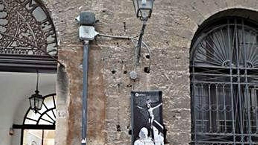 Cartela de la exposición en la fachada de la iglesia de Palermo.