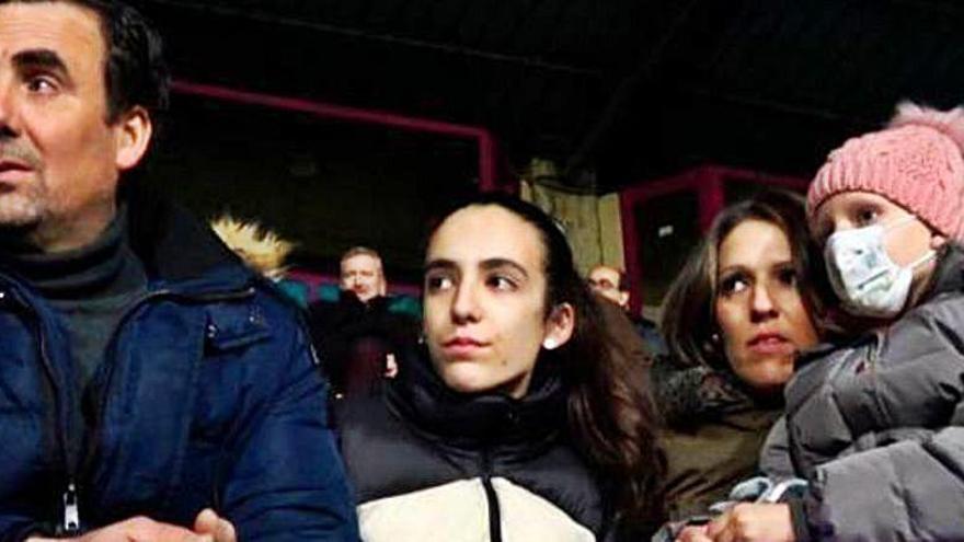 M4ría y su familia viendo un partido en el Helmántico.