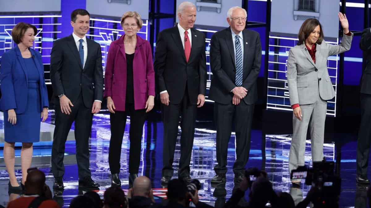 De izquierda a derecha, los candidatos demócratas Amy Klobuchar, Pete Buttigieg, Elizabeth Warren, Joe Biden, Bernie Sanders y Kamala Harris, antes del debate.