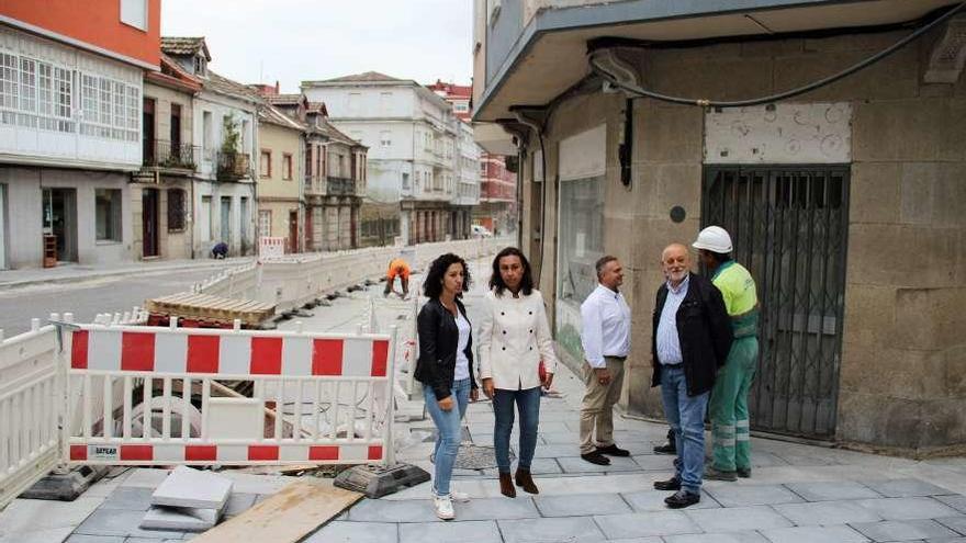 Visita de las autoriades locales a las obras de humanización de Concepción Arenal.  // Faro