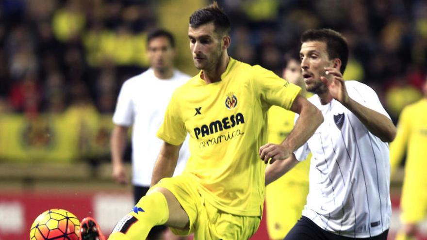 Baptistao pelea un balón con el jugador del Málaga Camacho.