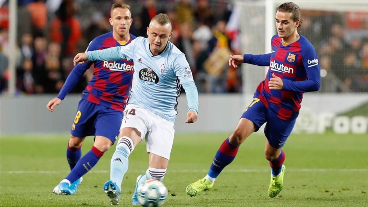 Lobotka da un pase en el encuentro ante el Barça.