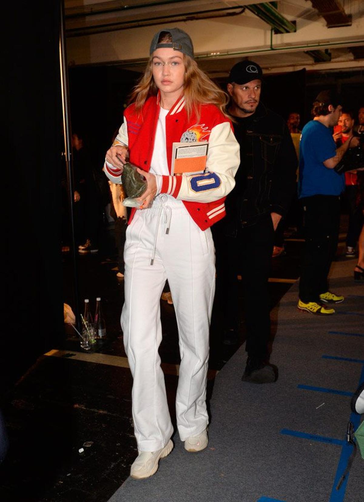 El look 'sporty' de Gigi Hadid con camiseta blanca en la Semana de la Moda de París