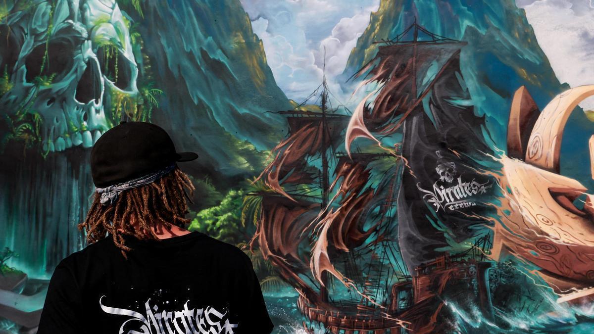 El colectivo Pirates Crew realiza una obra de 30 metros de longitud y 5,40 de altura