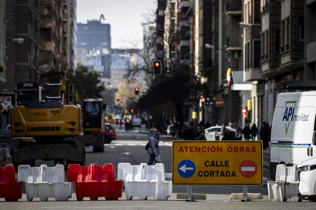 Obras en la avenida Valencia de Zaragoza.