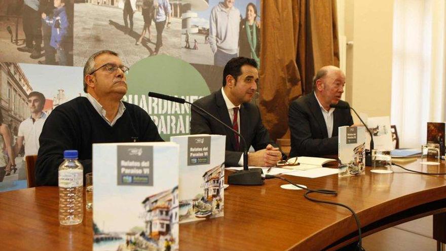 Por la izquierda, Carlos Cuesta (presidente de ASPET), Julio González Zapico (director general de Turismo) y Benjamín Lebrato.