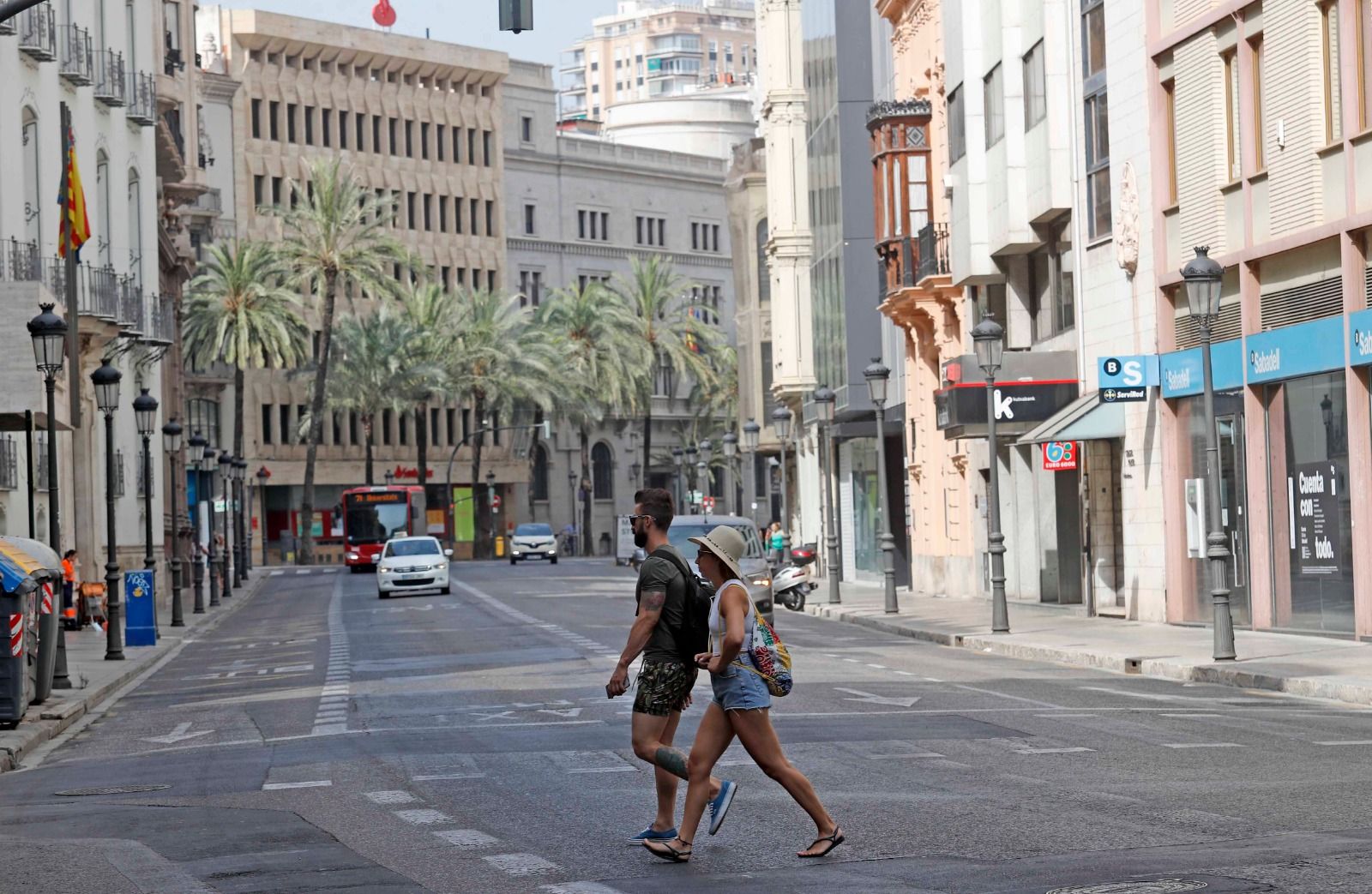 Las altas temperaturas no impiden el turismo en el centro de València