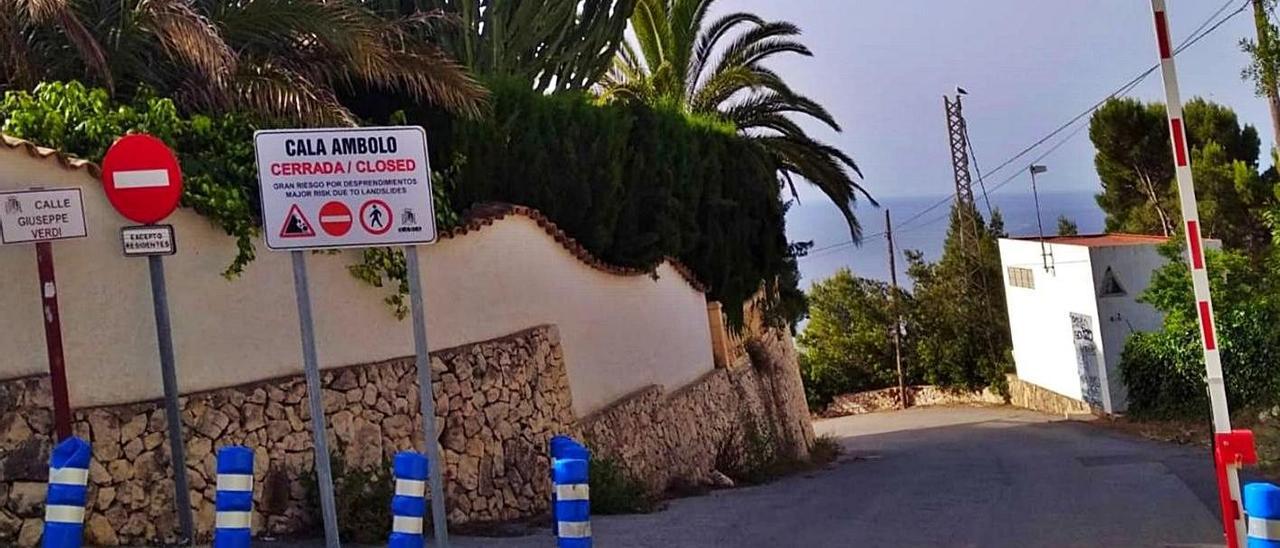 Una barrera para impedir el acceso de turistas en una cala de Xàbia.  | INFORMACIÓN