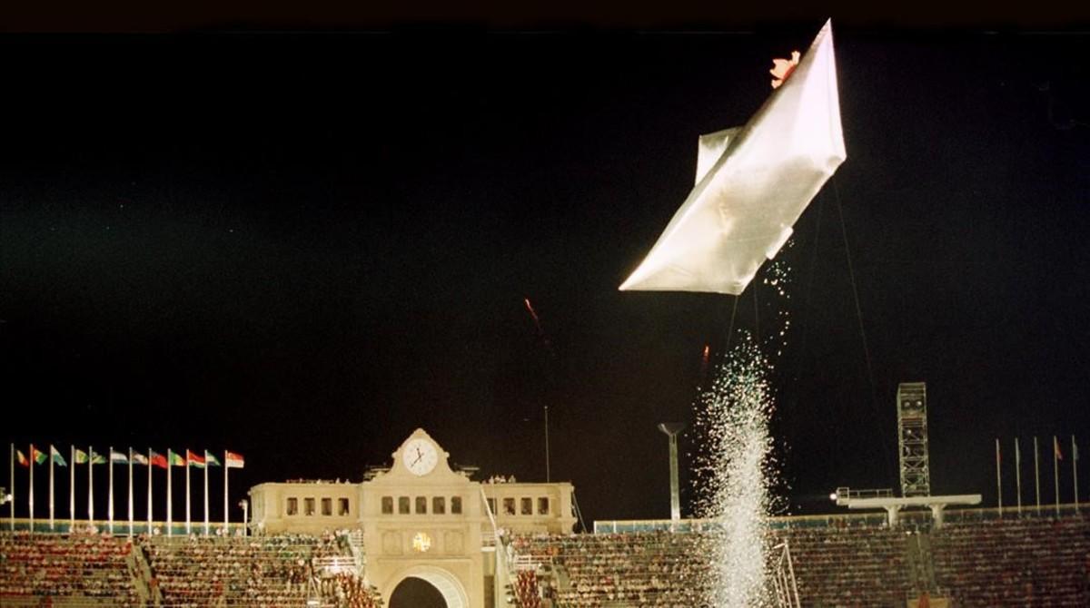 Un barco de papel con la mascota Cobi como tripulante en la ceremonia de clausura.