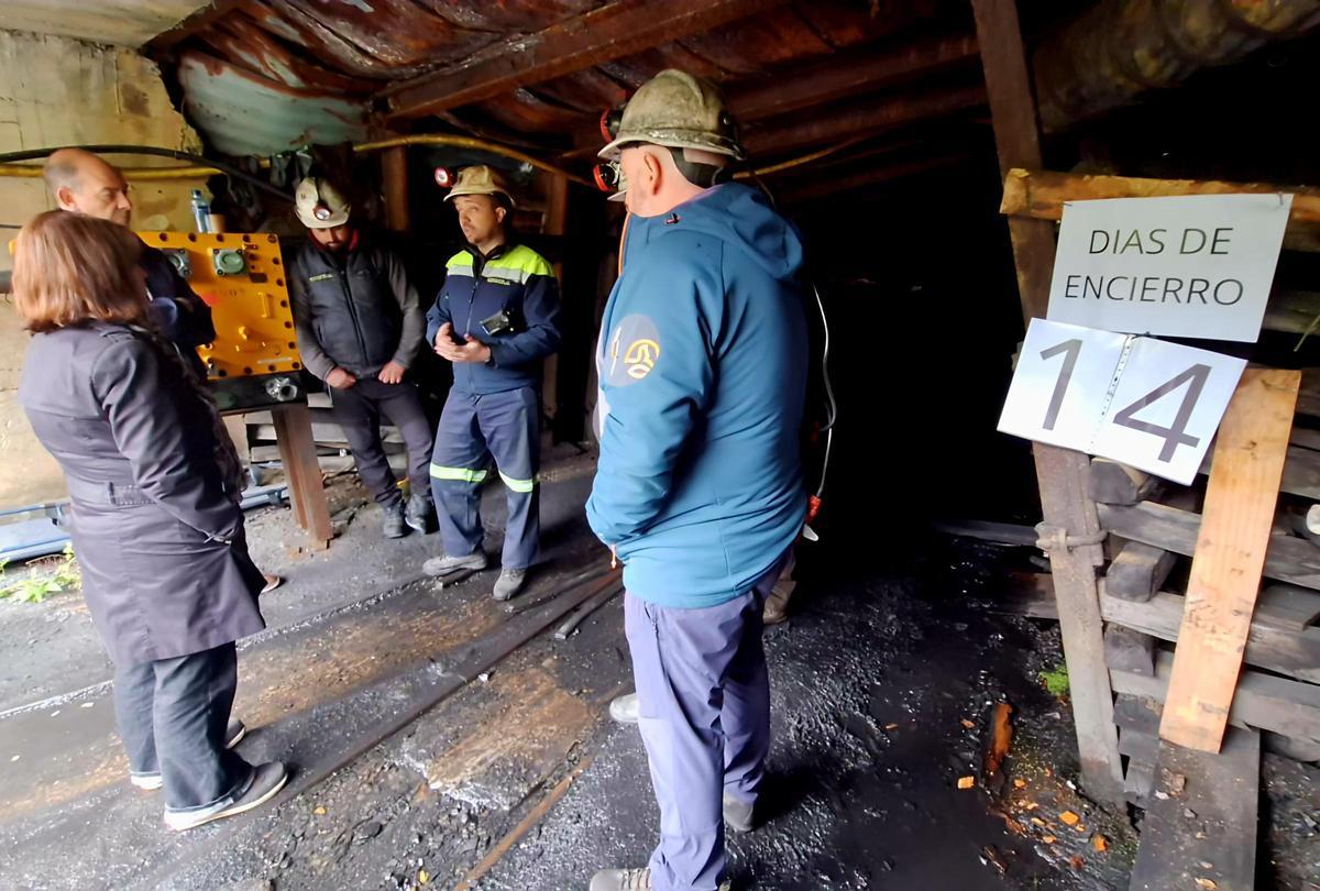 EN IMÁGENES: La delegada del Gobierno, Adriana Lastra, visita a los mineros encerrados en Mina Miura, en Ibias EN IMÁGENES: La delegada del Gobierno, Adriana Lastra, visita a los mineros encerrados en Mina Miura, en Ibias