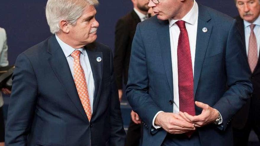 El ministro español de Exteriores, Alfonso Dastis, con su homólogo irlandés, Simon Coveney (dcha.), el pasado jueves en Bruselas. // Efe