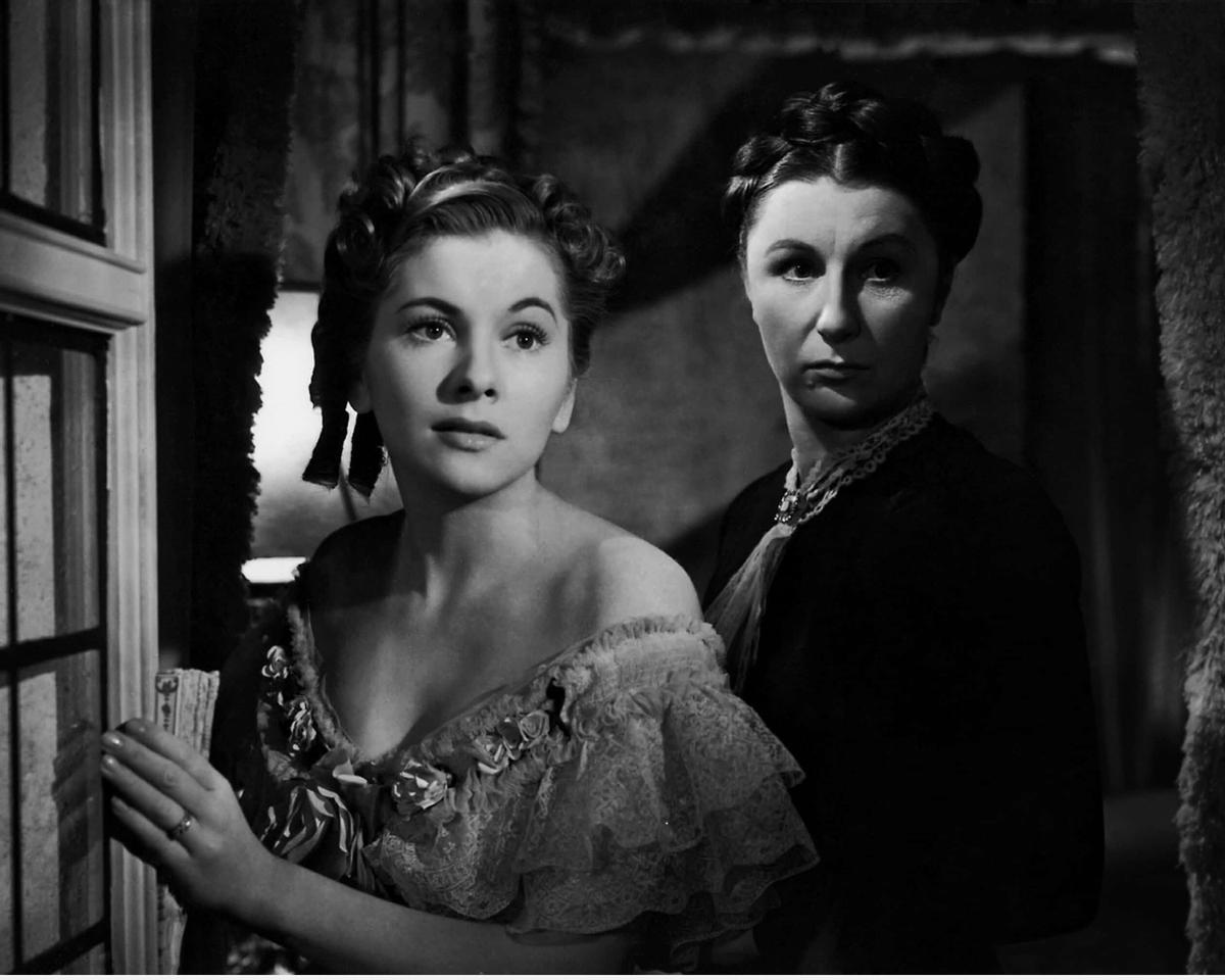 La narradora de la historia (Joan Fontaine) dejándose intimidar por la malvada señora Danvers (Judith Anderson).